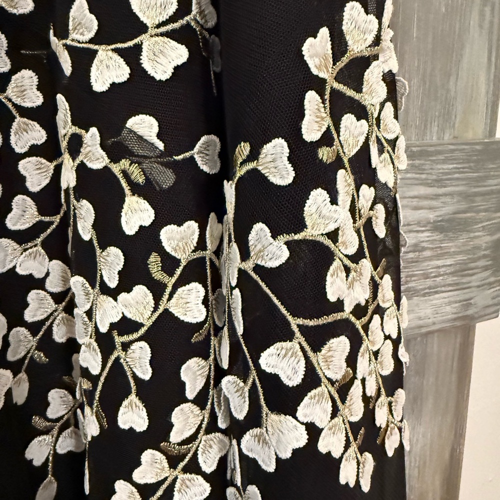 BCBGMAXAZRIA Embroidered Tulle Gown With White Floral Embellishments - Picture 6 of 6